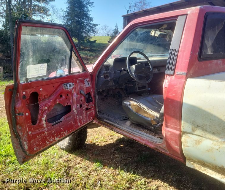 image for item DQ3777 1987 Toyota Tacoma pickup truck