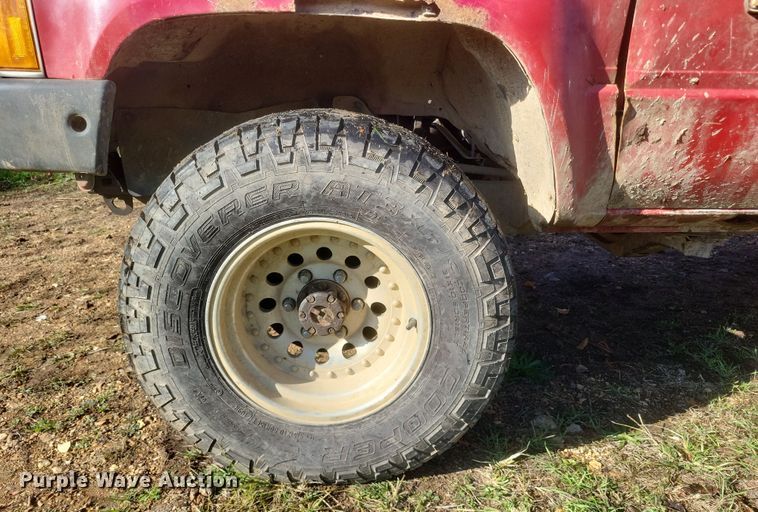 image for item DQ3777 1987 Toyota Tacoma pickup truck