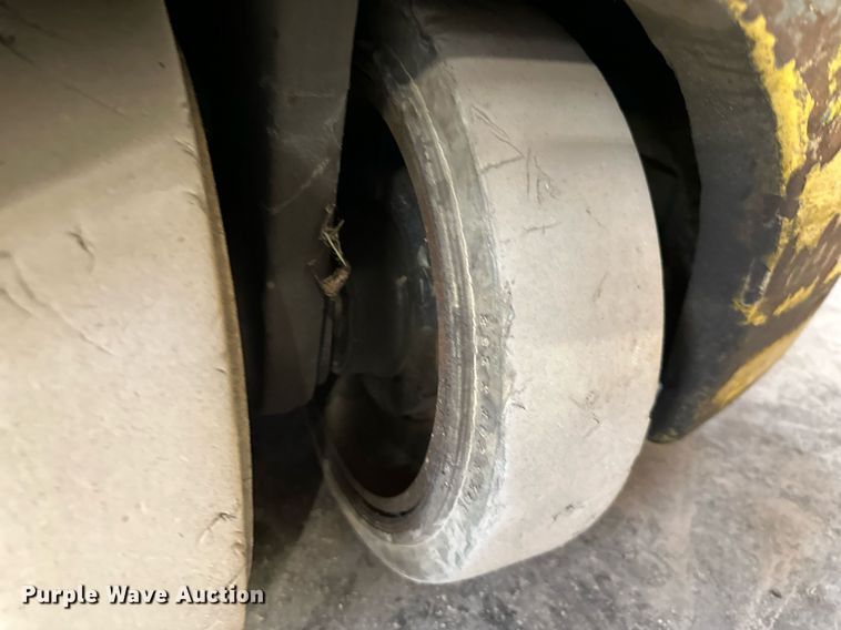 image for item DS3147 Yale forklift