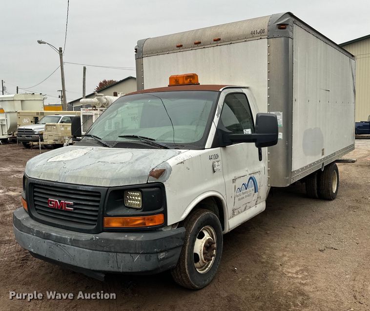 image for item DT2214 2004 GMC Savana G3500 box truck