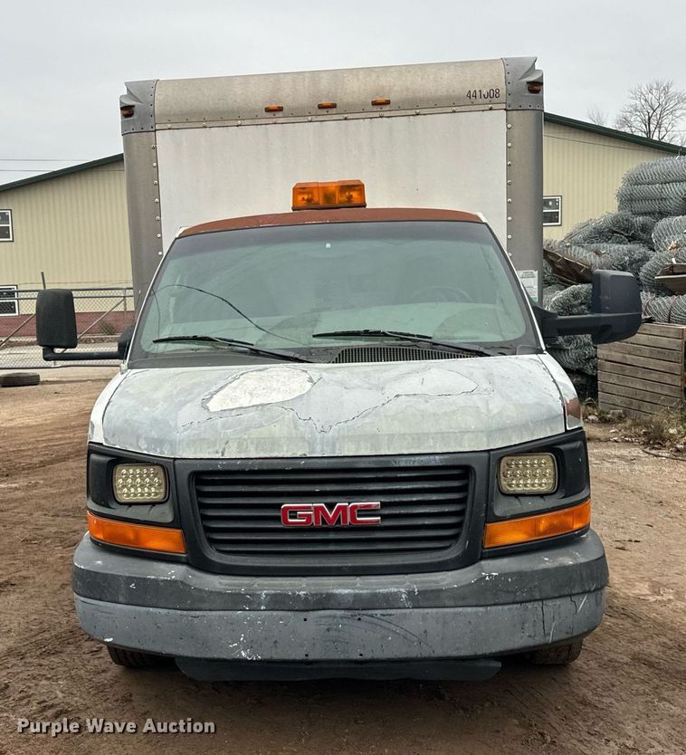 image for item DT2214 2004 GMC Savana G3500 box truck