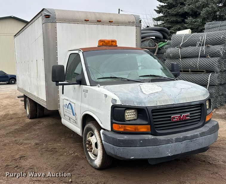 image for item DT2214 2004 GMC Savana G3500 box truck