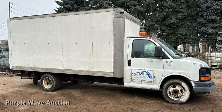 image for item DT2214 2004 GMC Savana G3500 box truck