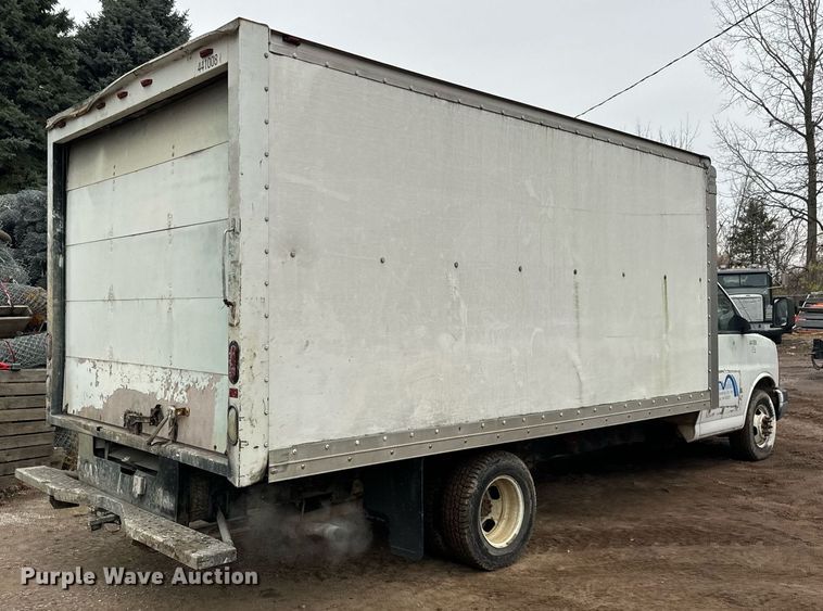 image for item DT2214 2004 GMC Savana G3500 box truck