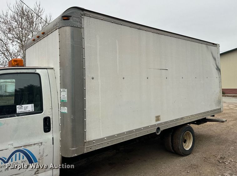 image for item DT2214 2004 GMC Savana G3500 box truck