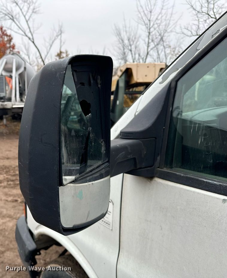 image for item DT2214 2004 GMC Savana G3500 box truck