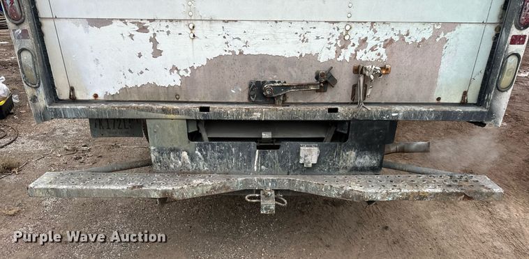 image for item DT2214 2004 GMC Savana G3500 box truck