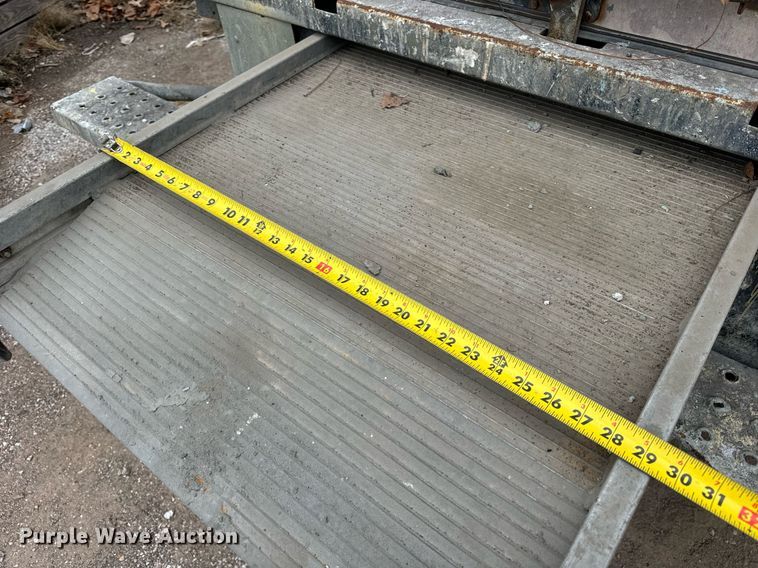 image for item DT2214 2004 GMC Savana G3500 box truck