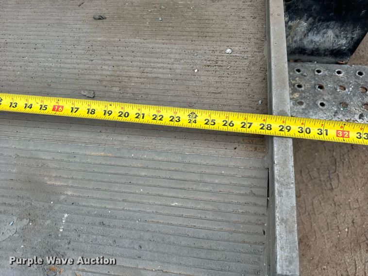 image for item DT2214 2004 GMC Savana G3500 box truck