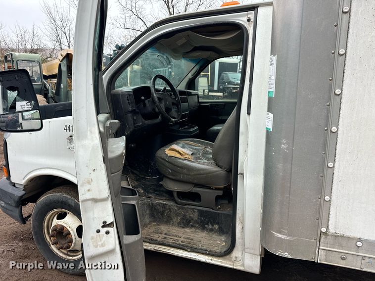 image for item DT2214 2004 GMC Savana G3500 box truck