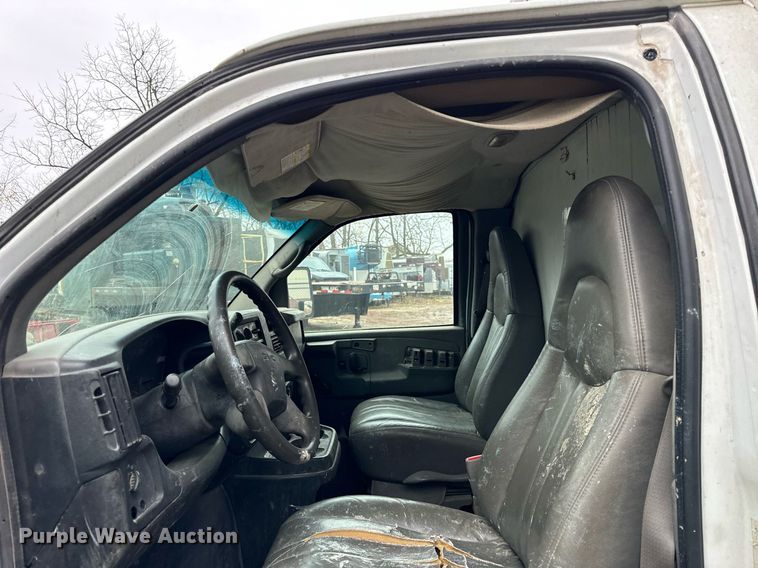 image for item DT2214 2004 GMC Savana G3500 box truck