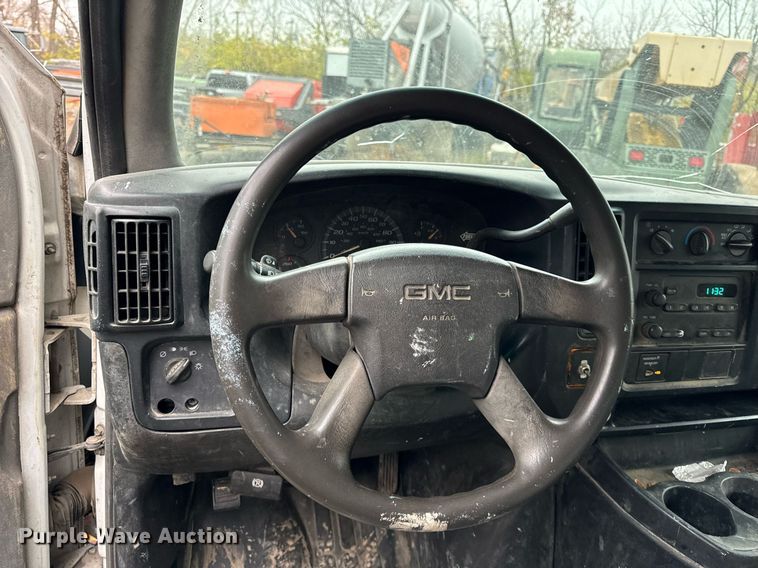 image for item DT2214 2004 GMC Savana G3500 box truck