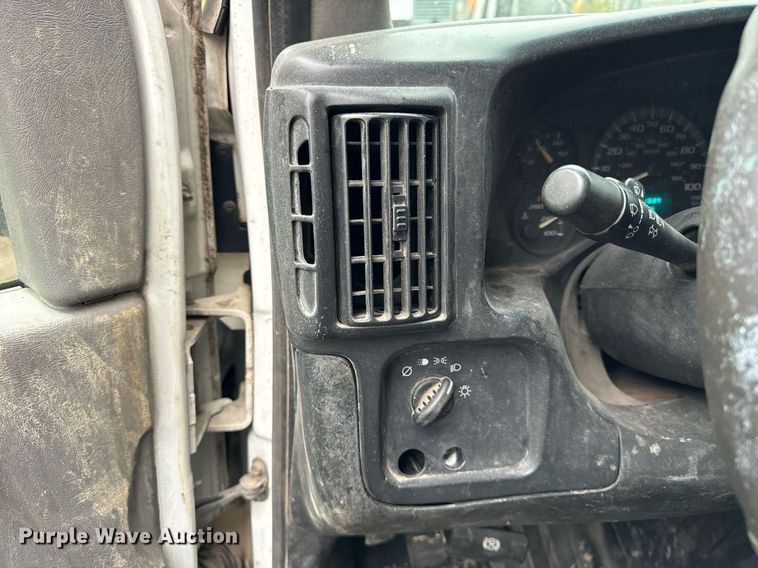 image for item DT2214 2004 GMC Savana G3500 box truck