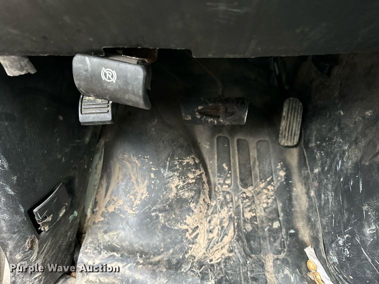 image for item DT2214 2004 GMC Savana G3500 box truck