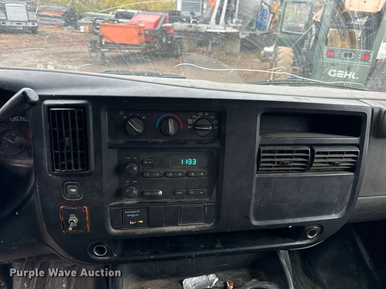 image for item DT2214 2004 GMC Savana G3500 box truck