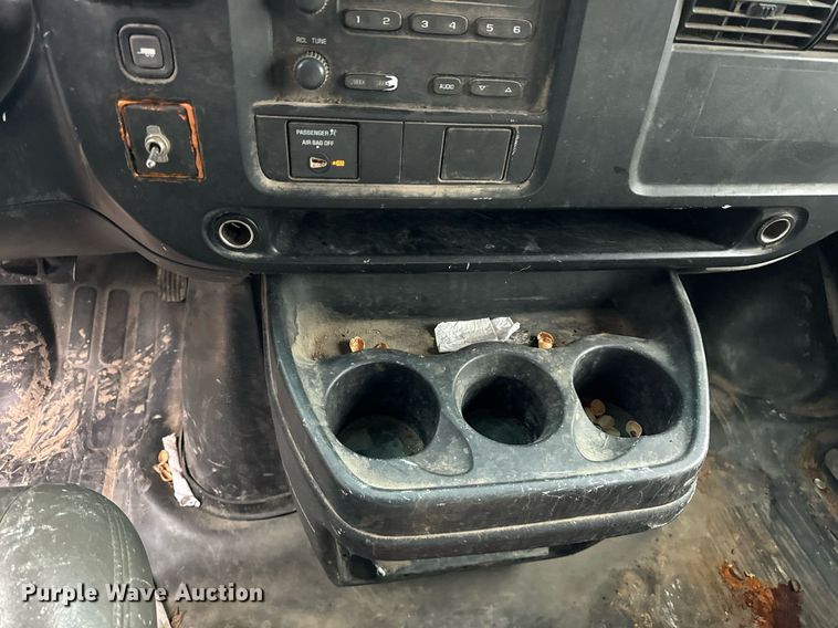 image for item DT2214 2004 GMC Savana G3500 box truck