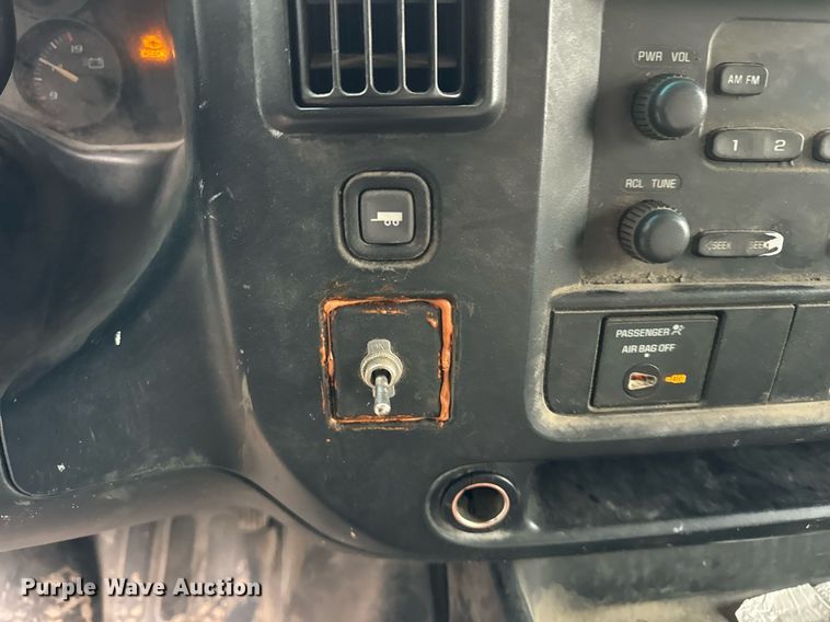 image for item DT2214 2004 GMC Savana G3500 box truck