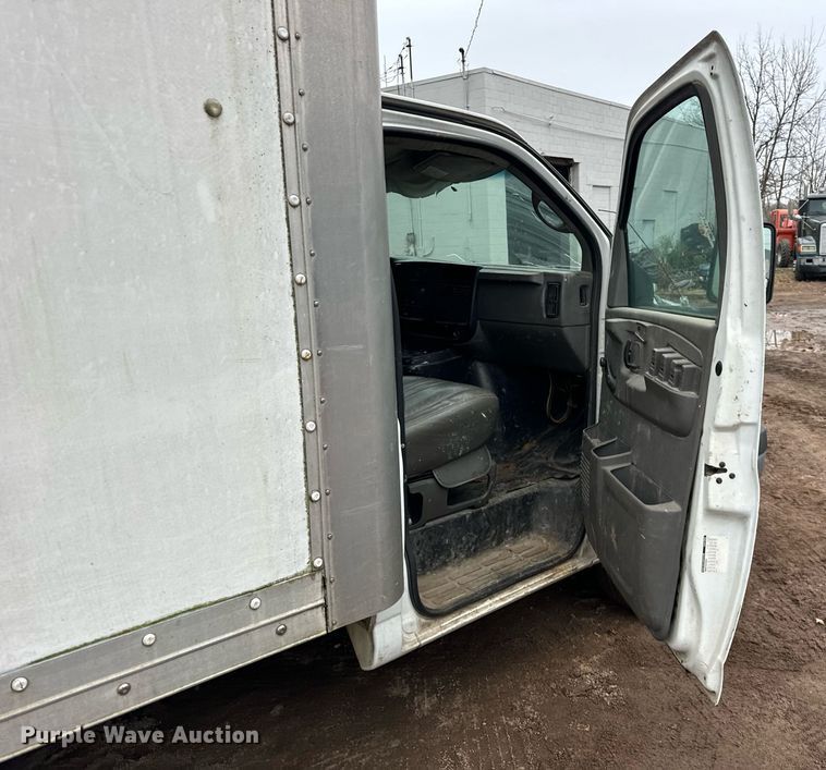 image for item DT2214 2004 GMC Savana G3500 box truck