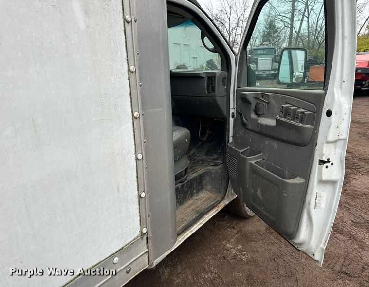 image for item DT2214 2004 GMC Savana G3500 box truck