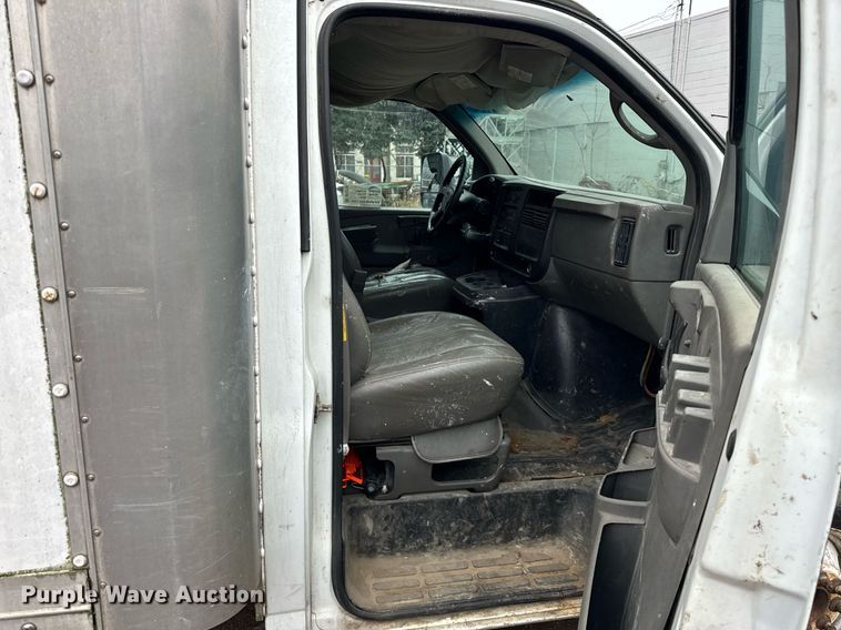 image for item DT2214 2004 GMC Savana G3500 box truck