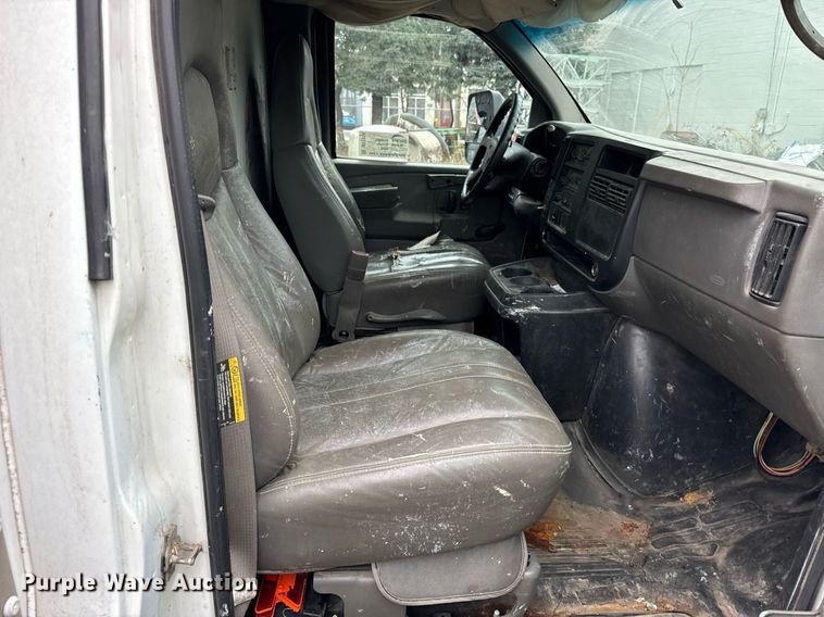 image for item DT2214 2004 GMC Savana G3500 box truck