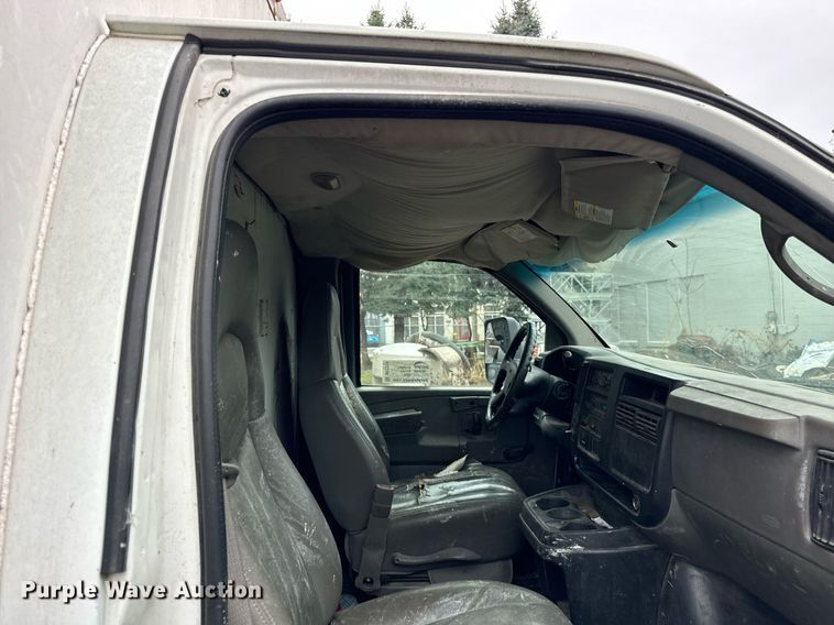 image for item DT2214 2004 GMC Savana G3500 box truck