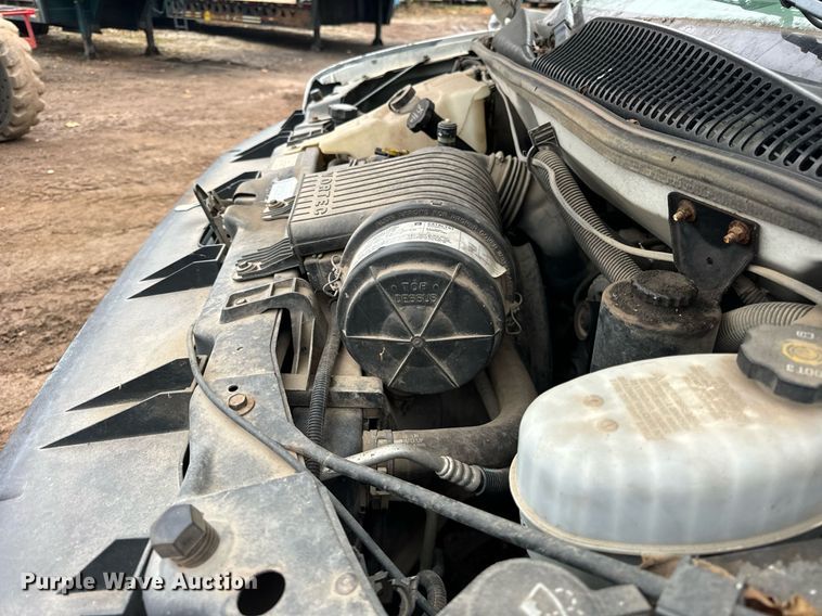 image for item DT2214 2004 GMC Savana G3500 box truck