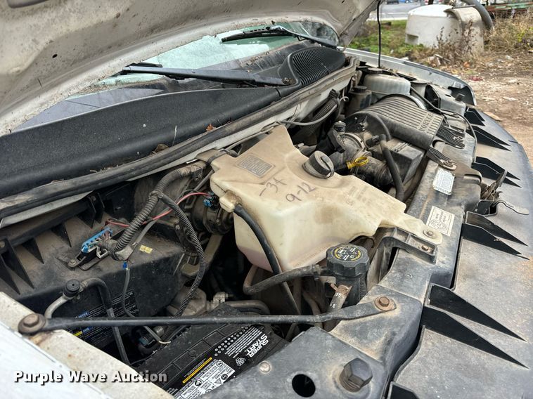 image for item DT2214 2004 GMC Savana G3500 box truck