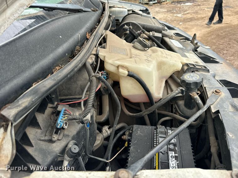 image for item DT2214 2004 GMC Savana G3500 box truck