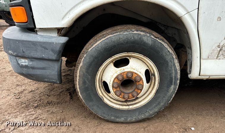 image for item DT2214 2004 GMC Savana G3500 box truck