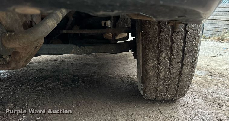 image for item DT2214 2004 GMC Savana G3500 box truck