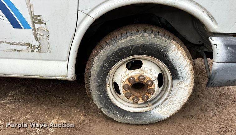 image for item DT2214 2004 GMC Savana G3500 box truck