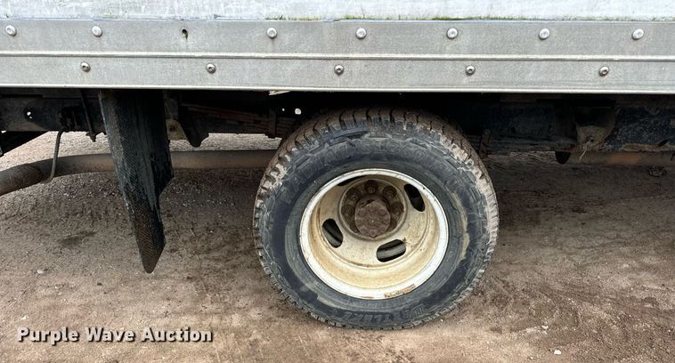 image for item DT2214 2004 GMC Savana G3500 box truck