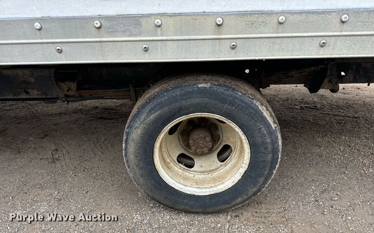 image for item DT2214 2004 GMC Savana G3500 box truck