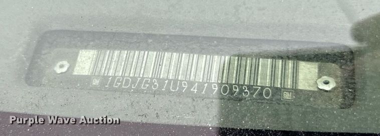 image for item DT2214 2004 GMC Savana G3500 box truck