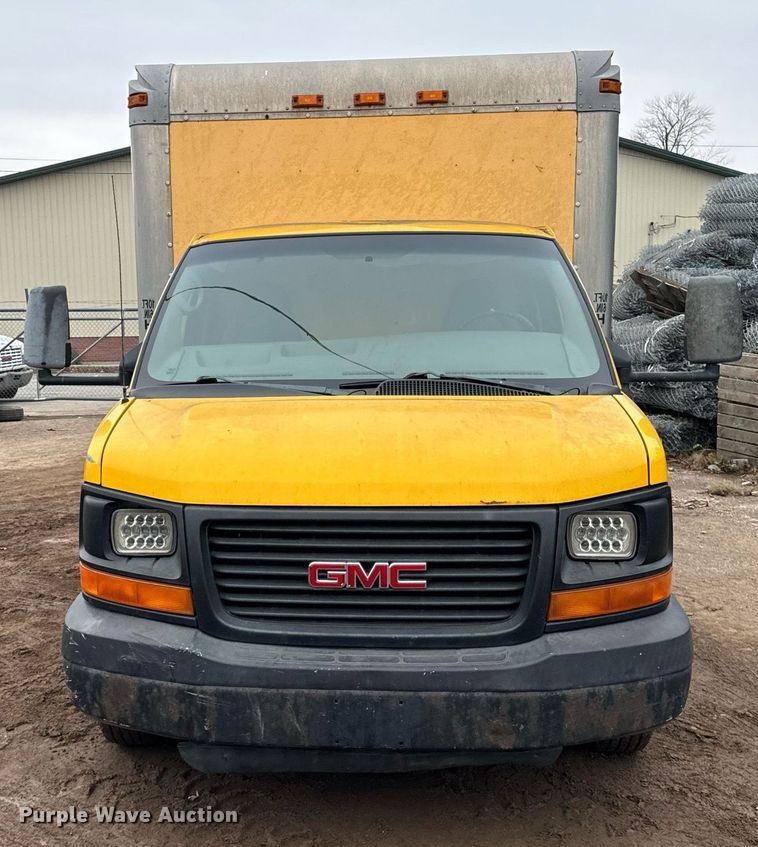 image for item DT2215 2007 GMC Savana G3500 box truck
