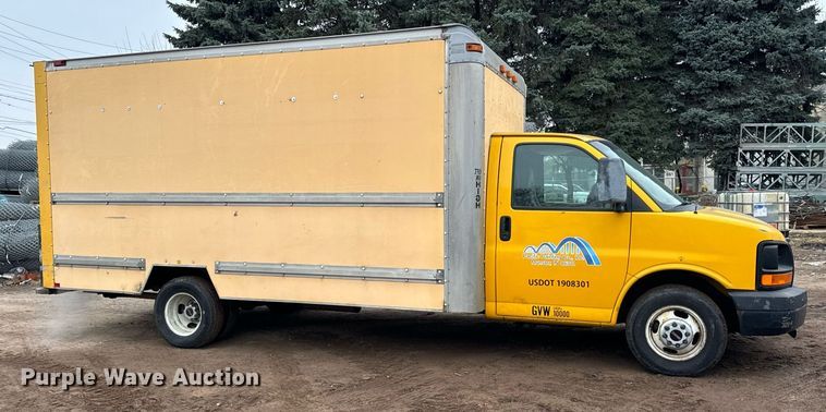 image for item DT2215 2007 GMC Savana G3500 box truck