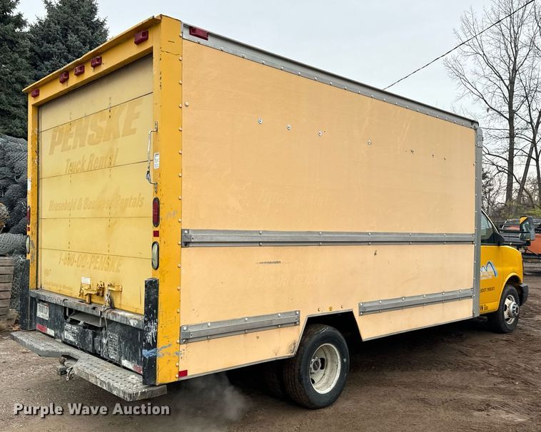 image for item DT2215 2007 GMC Savana G3500 box truck