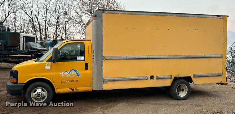 image for item DT2215 2007 GMC Savana G3500 box truck