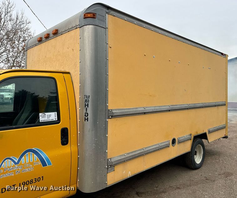 image for item DT2215 2007 GMC Savana G3500 box truck
