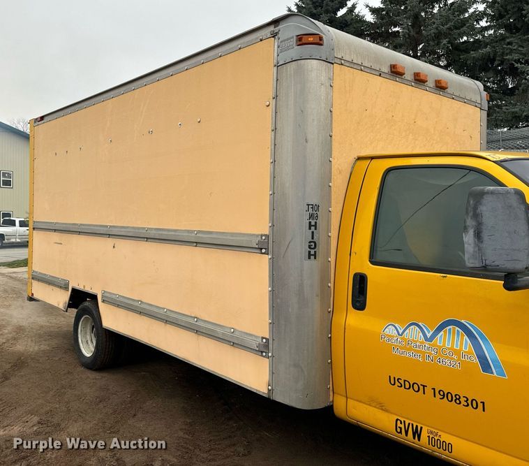 image for item DT2215 2007 GMC Savana G3500 box truck