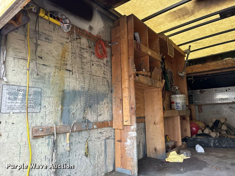 image for item DT2215 2007 GMC Savana G3500 box truck