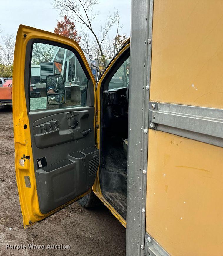 image for item DT2215 2007 GMC Savana G3500 box truck