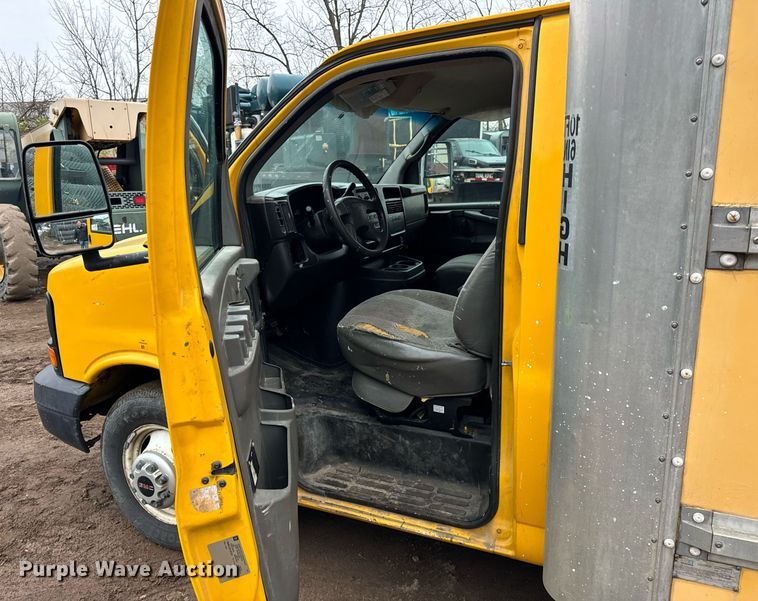 image for item DT2215 2007 GMC Savana G3500 box truck