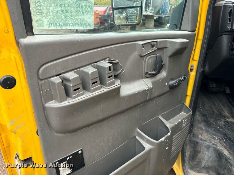 image for item DT2215 2007 GMC Savana G3500 box truck