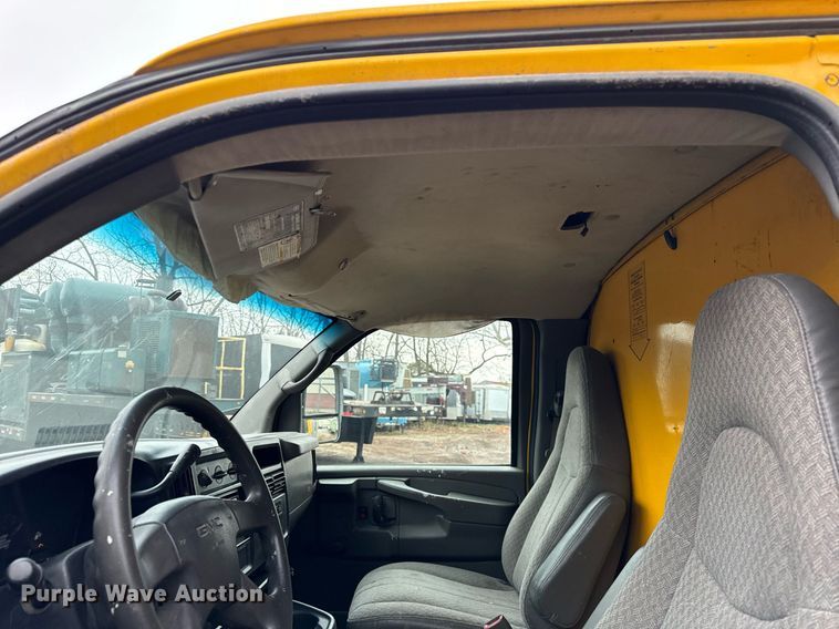 image for item DT2215 2007 GMC Savana G3500 box truck