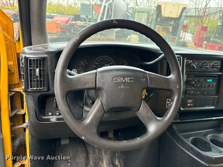 image for item DT2215 2007 GMC Savana G3500 box truck