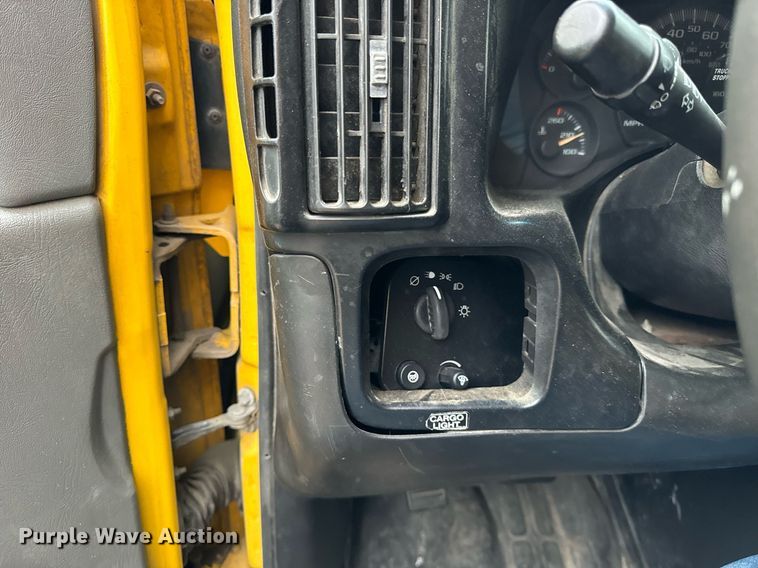 image for item DT2215 2007 GMC Savana G3500 box truck