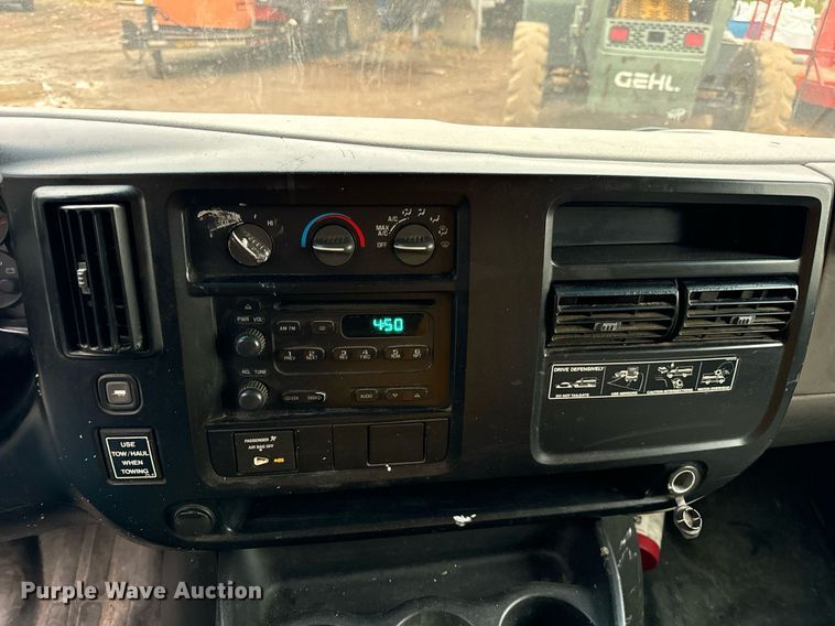 image for item DT2215 2007 GMC Savana G3500 box truck