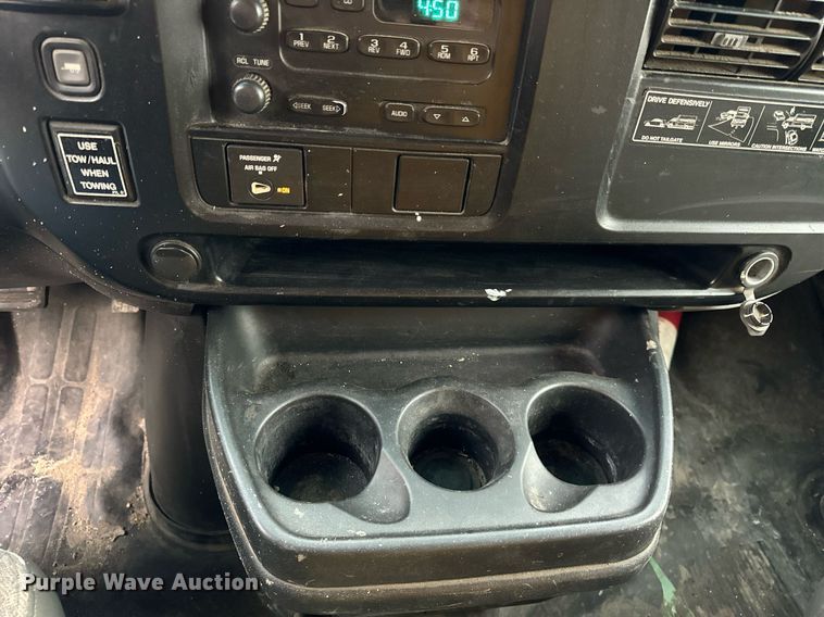 image for item DT2215 2007 GMC Savana G3500 box truck